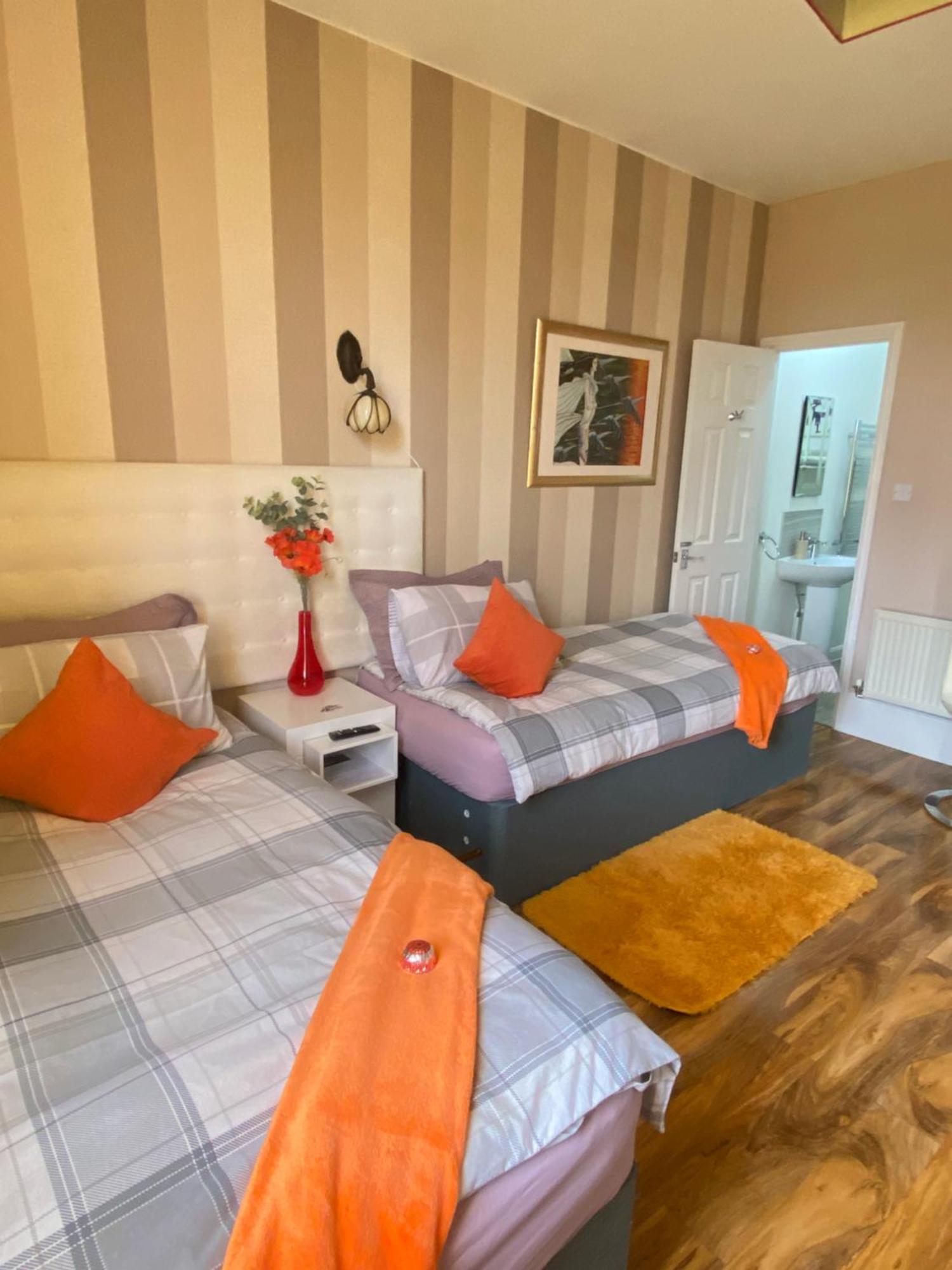 Upton Country Park Guest House Northampton Exterior foto